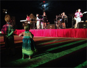 Two future scientists enjoy the live band at the Cena Baile